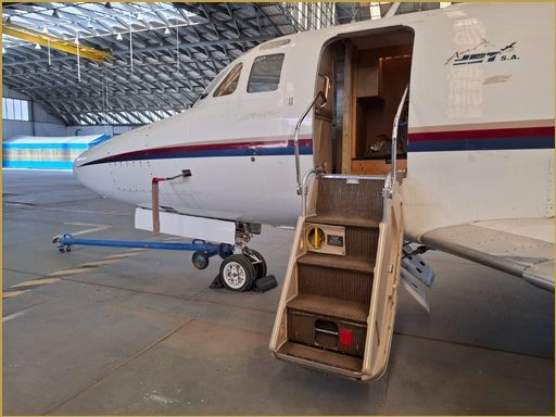 Adquisición del avión — hangar