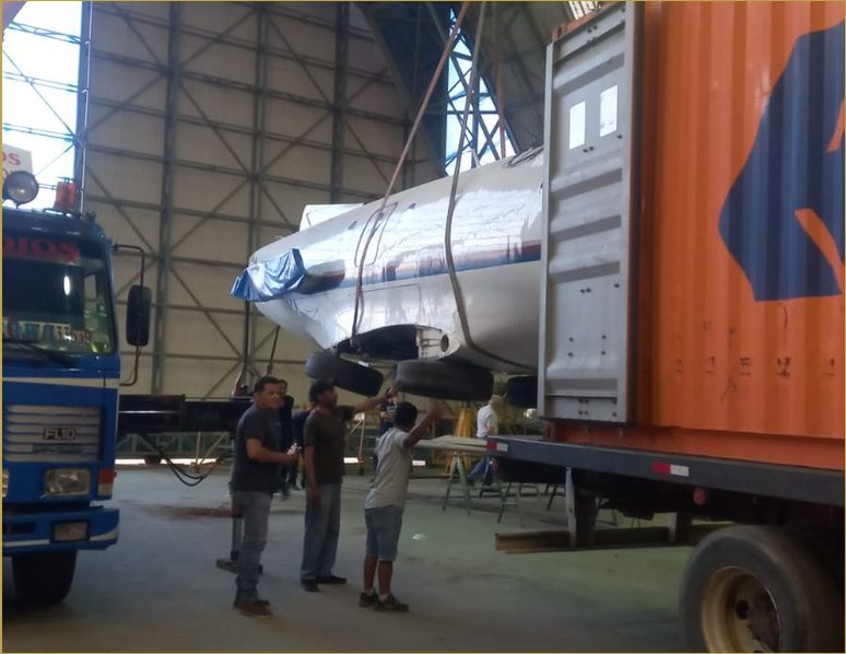 Traslado del avión — desmontaje para transporte