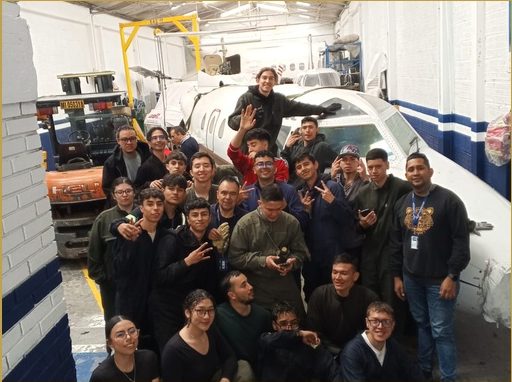Llegada a Bogotá — equipo recibiendo el avión