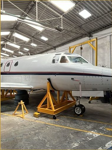 Montaje — avión sobre soportes