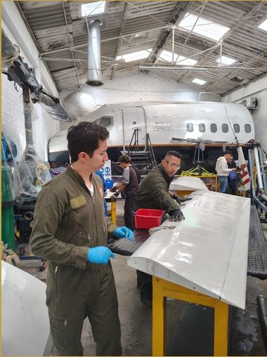 Montaje — técnico trabajando en pieza