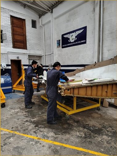 Montaje — equipo técnico en hangar