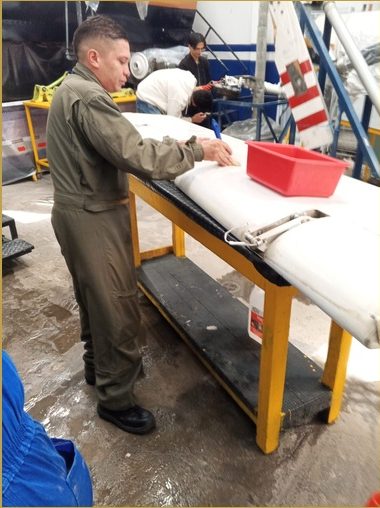 Montaje — técnico en mesa de trabajo