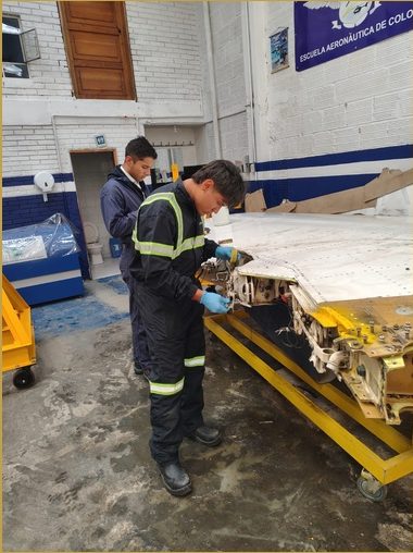 Montaje — técnico finalizando ensamblaje